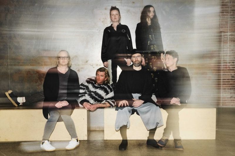 múm dévoile « Kill the Light » : une lueur fragile dans l’obscurité