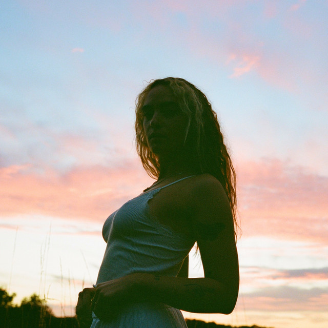 néomí dévoile son nouveau single « Sit Back Baby » : une invitation à lâcher prise