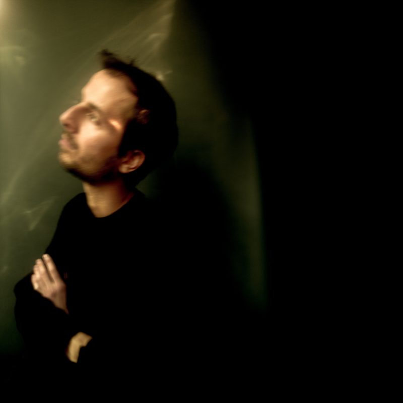 Bobby Bazini : « Seul au cinéma », un voyage intime au cœur de la solitude