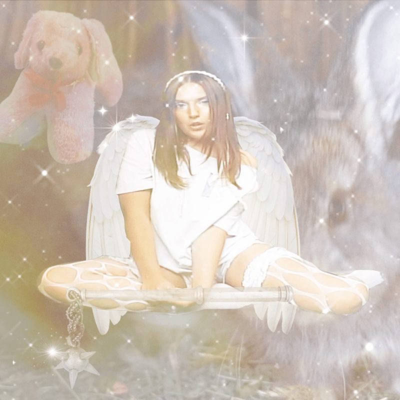 Girl Next Door dévoile « Tongue Tied », entre nostalgie des années 2000 et pop étincelante