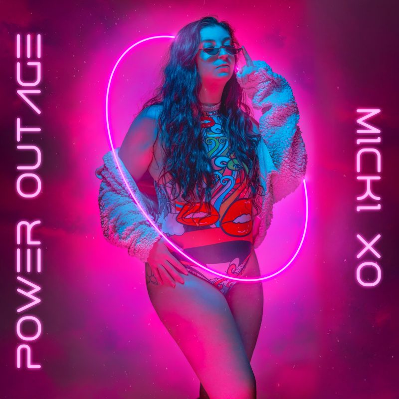 Micki XO électrise l’électropop avec « Power Outage » : une danse contre le burn-out