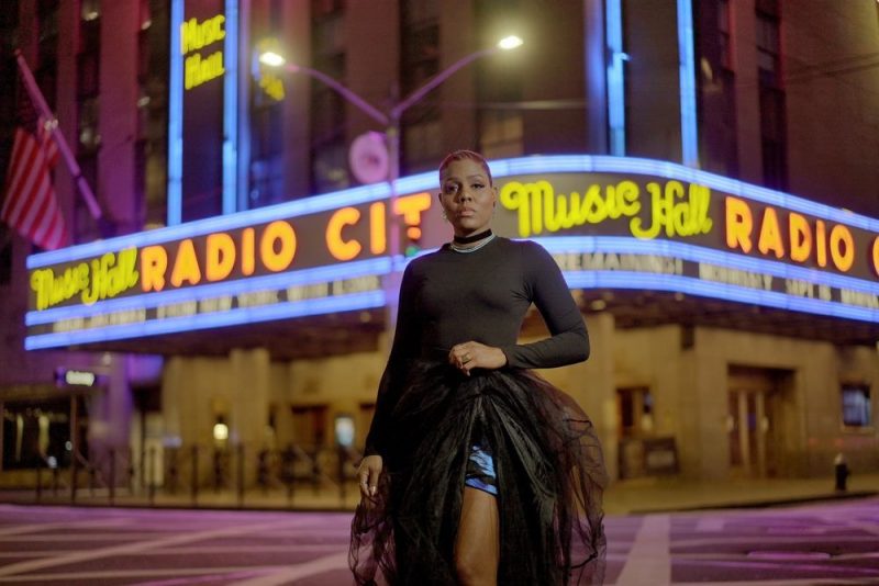 NAVY illumine la scène avec « Here For You » : un R&B-pop bilingue au parfum caribéen