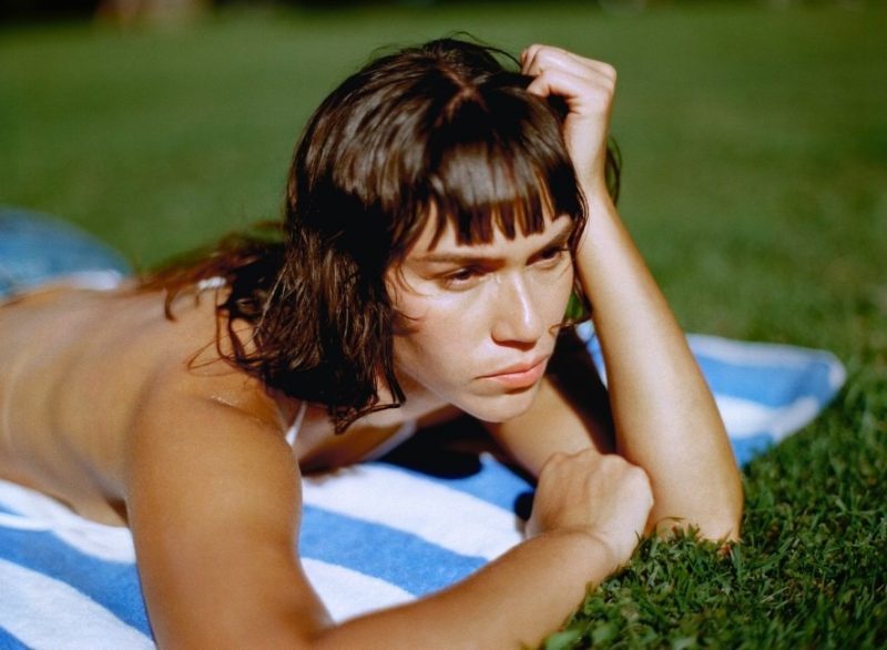 Plonger dans l’azur : Pool Girl dévoile une pause musicale intitulée « ‘Better Days’ »