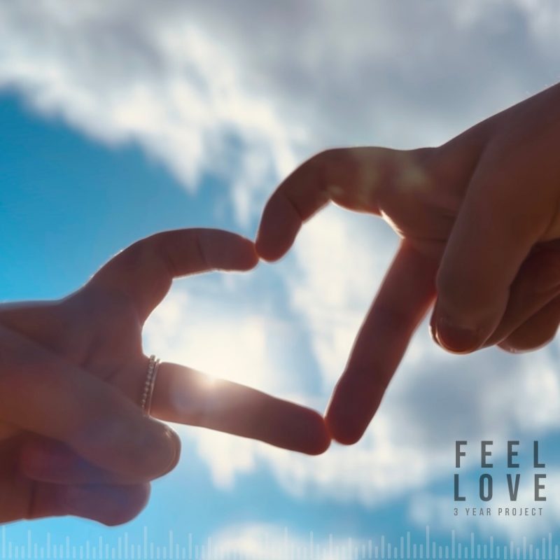 “Feel Love” de 3 Year Project — un hymne britpop à l’amour interdit