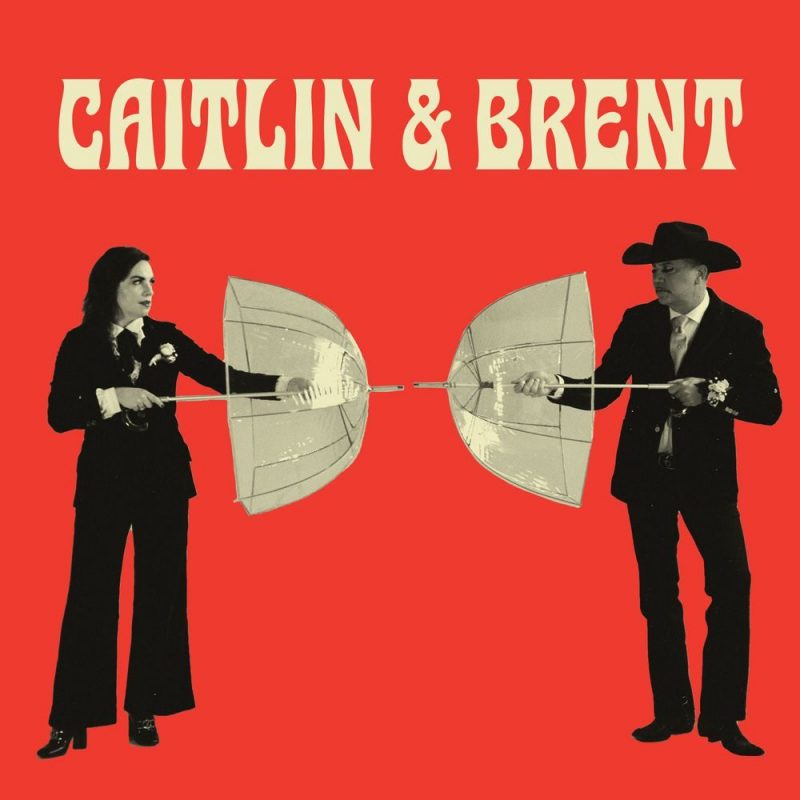 Caitlin & Brent explorent l’intensité du cœur avec “Pleasure In The Pain”