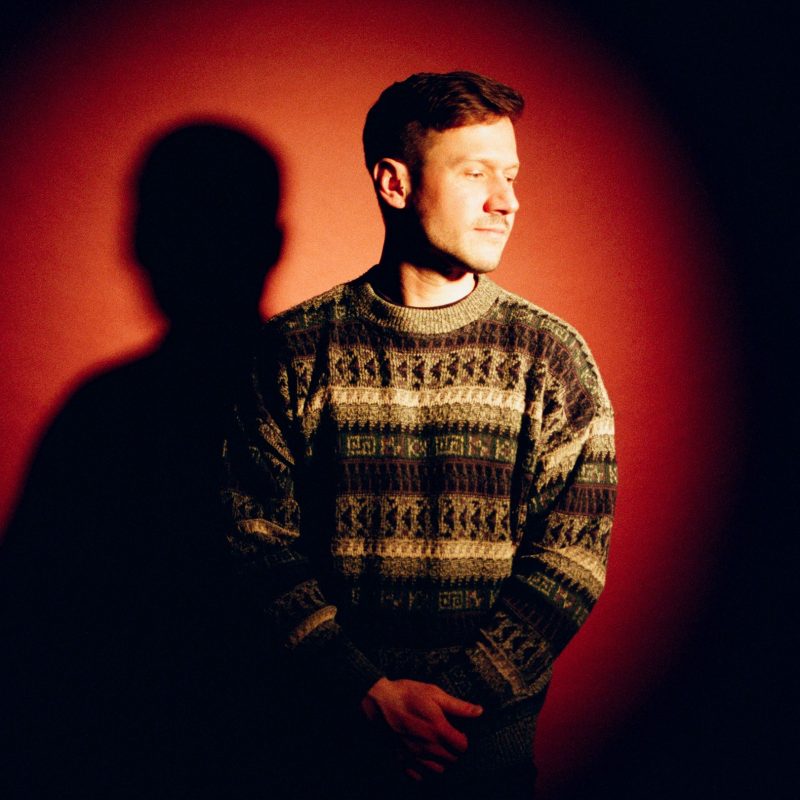 Hunter Sheridan nous enferme dans l’intimité de « Stuck in October »