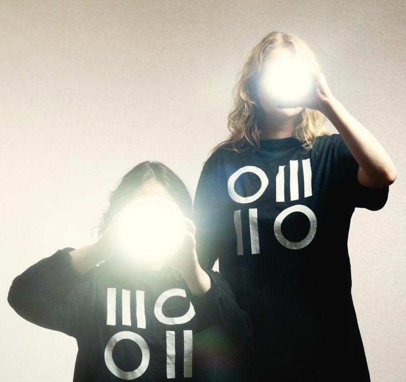 IIIOIIOIIIOIIO explore un univers parallèle avec « String Theory »