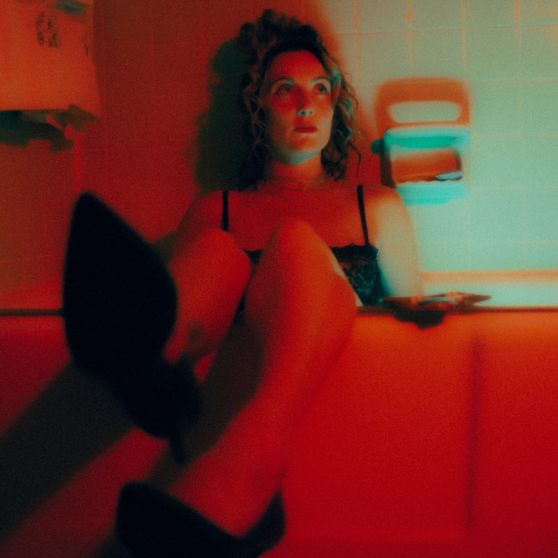 K A T R I N A illumine la mélancolie avec « Different Life »