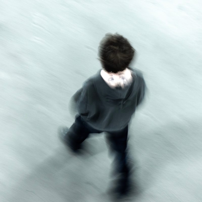 No Love For The Middle Child : quand “Monochrome” fait naître la couleur dans l’obscurité 