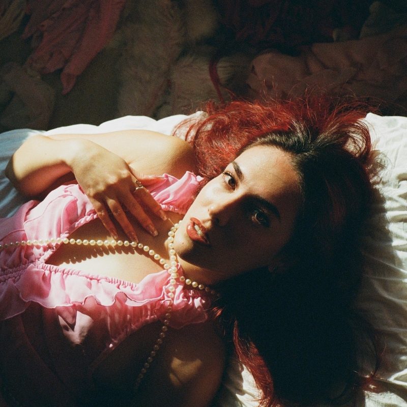 Rayen dévoile sa vulnérabilité bilingue avec “Hairs on My Pillow”