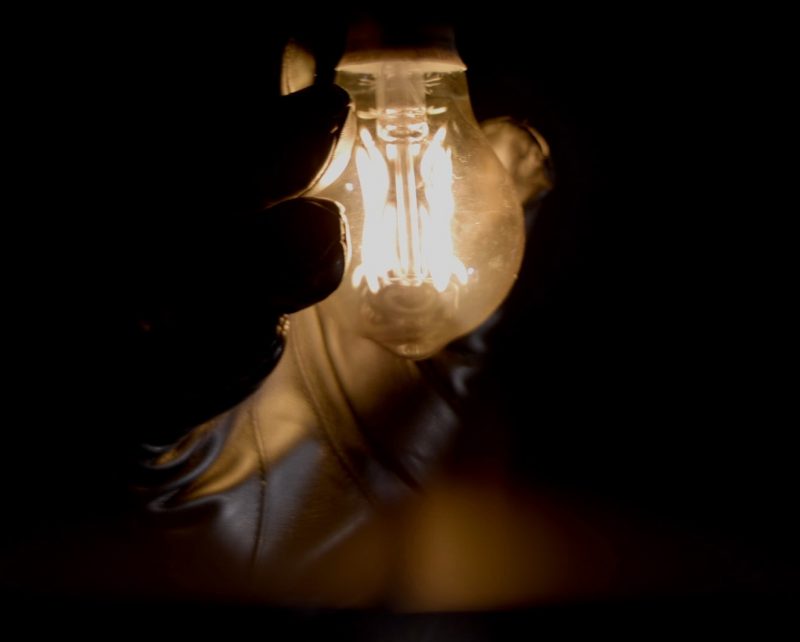 The Vigilante frappe fort avec “Tell Me”, un hymne sombre à l’heure des turbulences