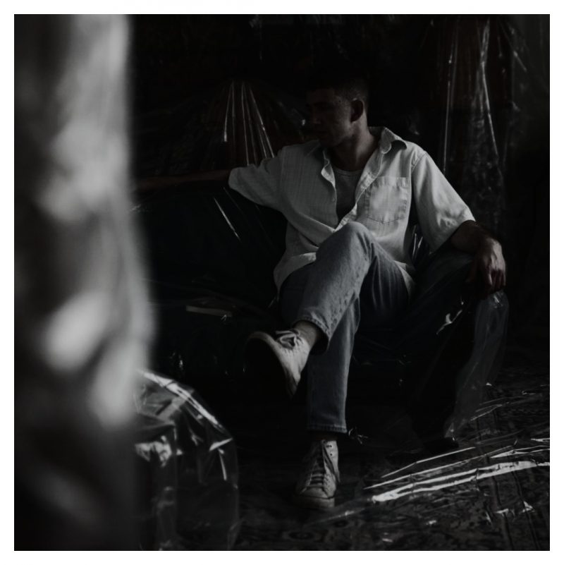 Quand la lumière frappe ton visage : h3nce déploie son énergie brute dans “Sunlight Hits Your Face” 