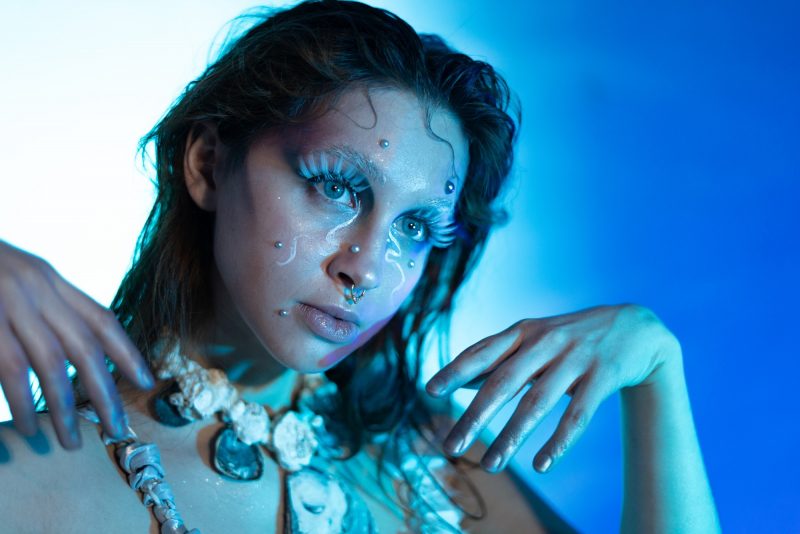 AXXI OMA – Dans les pulsations d’un monde qu’elle réinvente