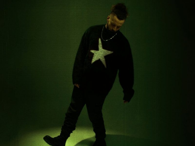 Elderbrook fait revivre “Bette Davis Eyes” avec une élégance troublante