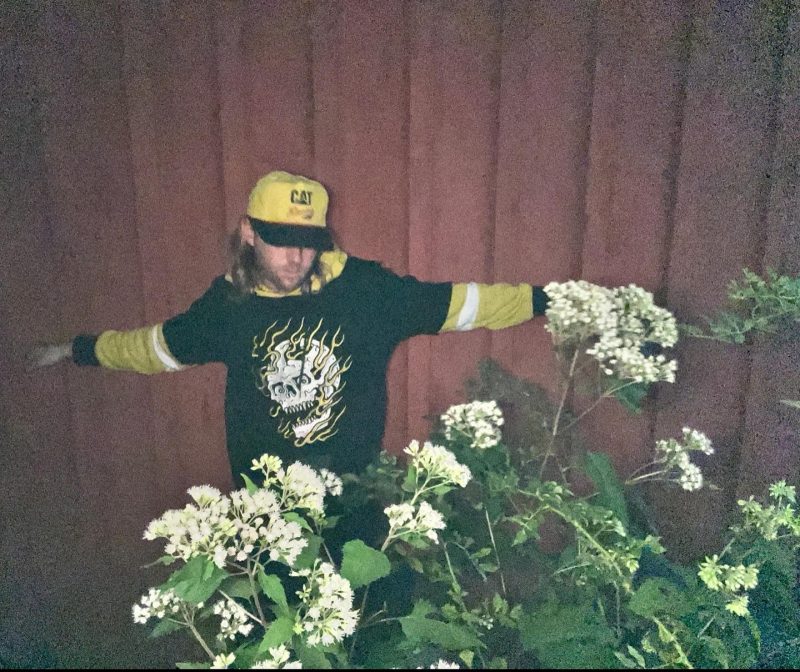 RIOT SON explore l’incertitude des relations avec “What Makes You Think” »