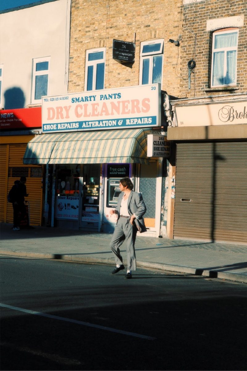 Ben Clemo brouille les contours du réel avec “Everything Looks Strange On TV”