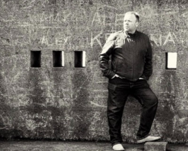 “How Do We Keep Moving On” — Andy Smith, un hymne rock qui balance entre éclat et gravité