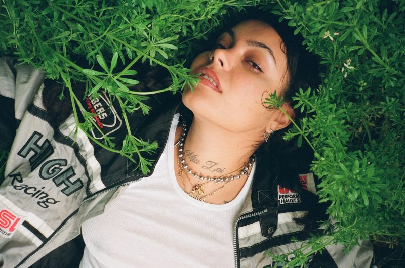 Louie El Ser et Peña capturent l’attente éternelle dans “Cicada”