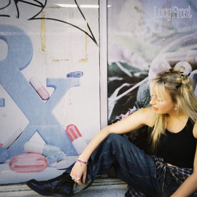 Lucy Frost libère ses émotions avec « Prescription », une ode cathartique à l’amour toxique