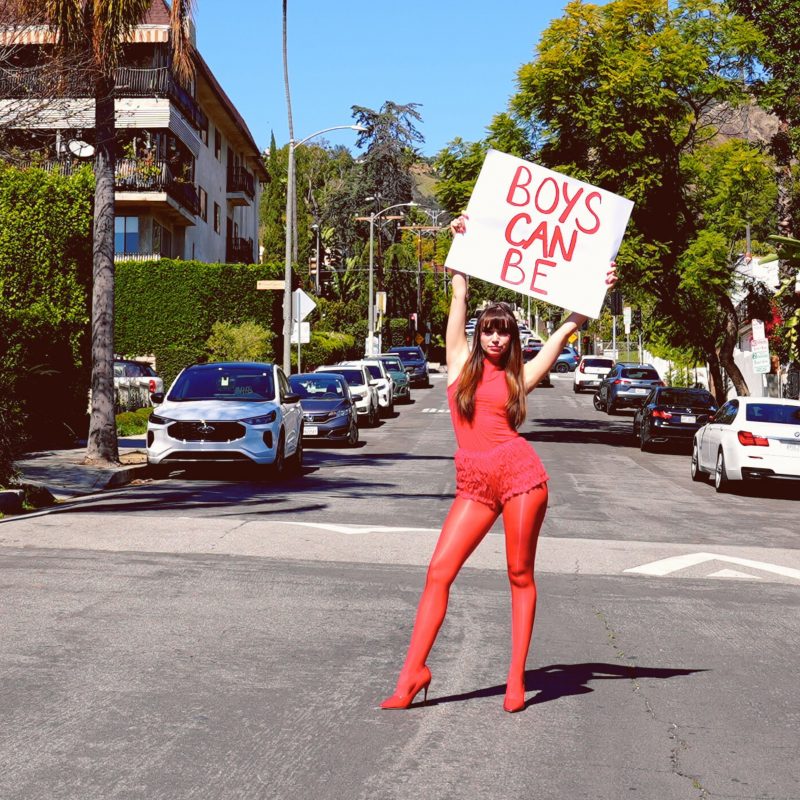Noelle Harlow affirme sa voix avec “BOYS CAN BE”, un manifeste pop sans concessions