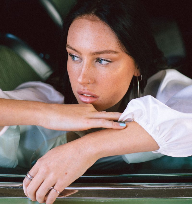 Olivia Cox et « Made Friends » : une ode pop à l’acceptation de la vie