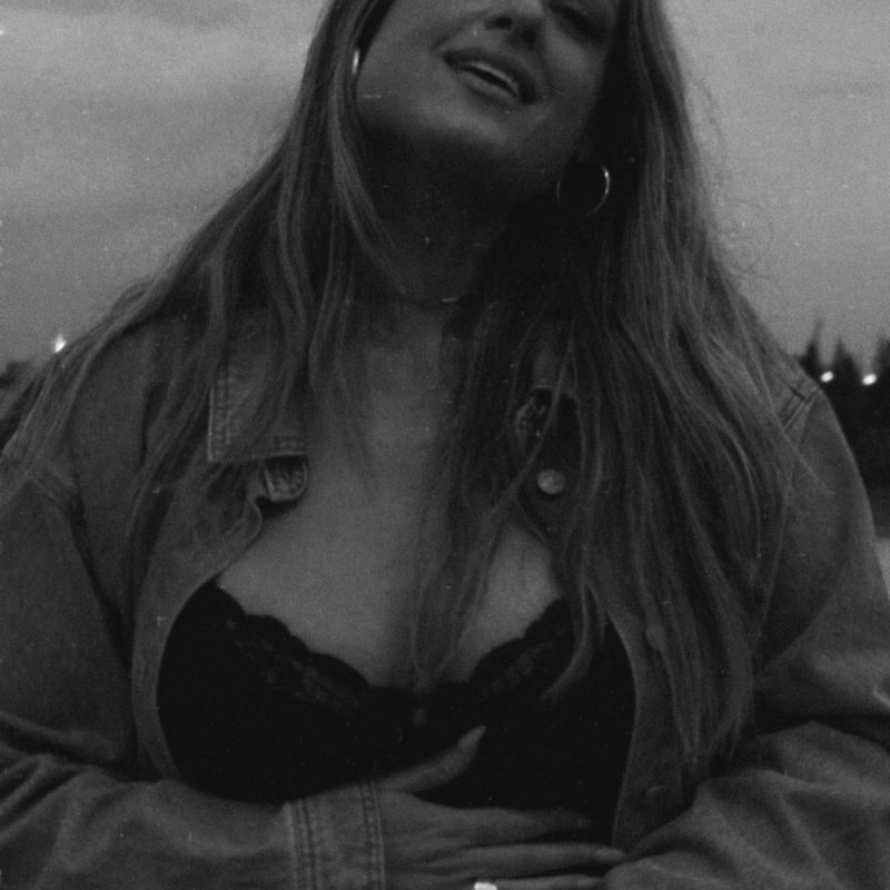 SHIRA embrase l’intime avec “yeah yeah”, un frisson pop-R&B magnétique