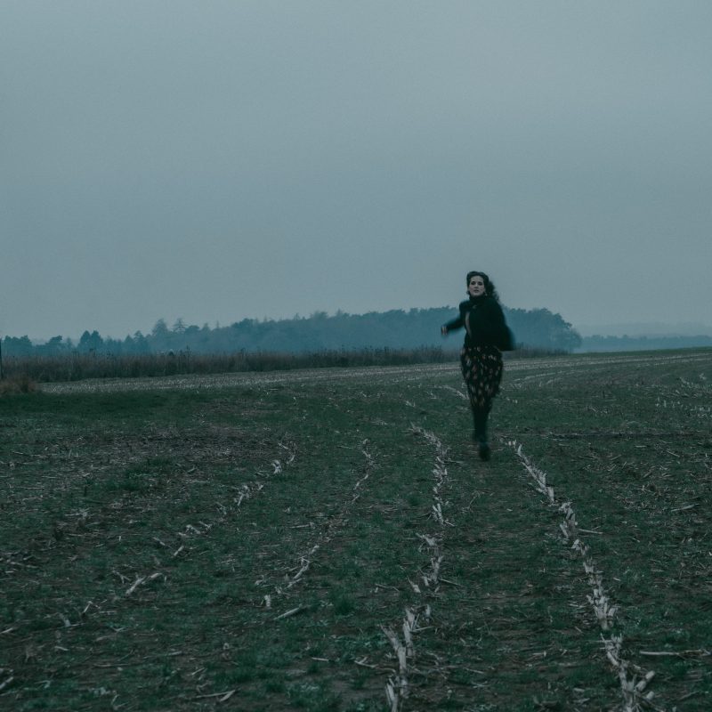 Debbie M dévoile « Hold On To » : une ballade pop introspective qui invite à grandir