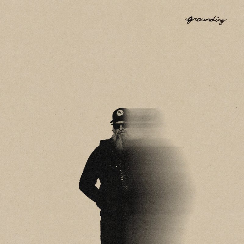 « Grounded » : l’éclosion folk et introspective de Displaced Stranger