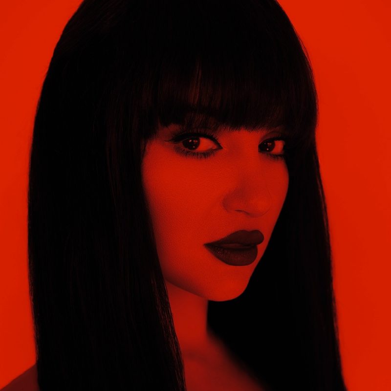 « Abusement Park » : Elena Deva transforme la manipulation émotionnelle en catharsis rock