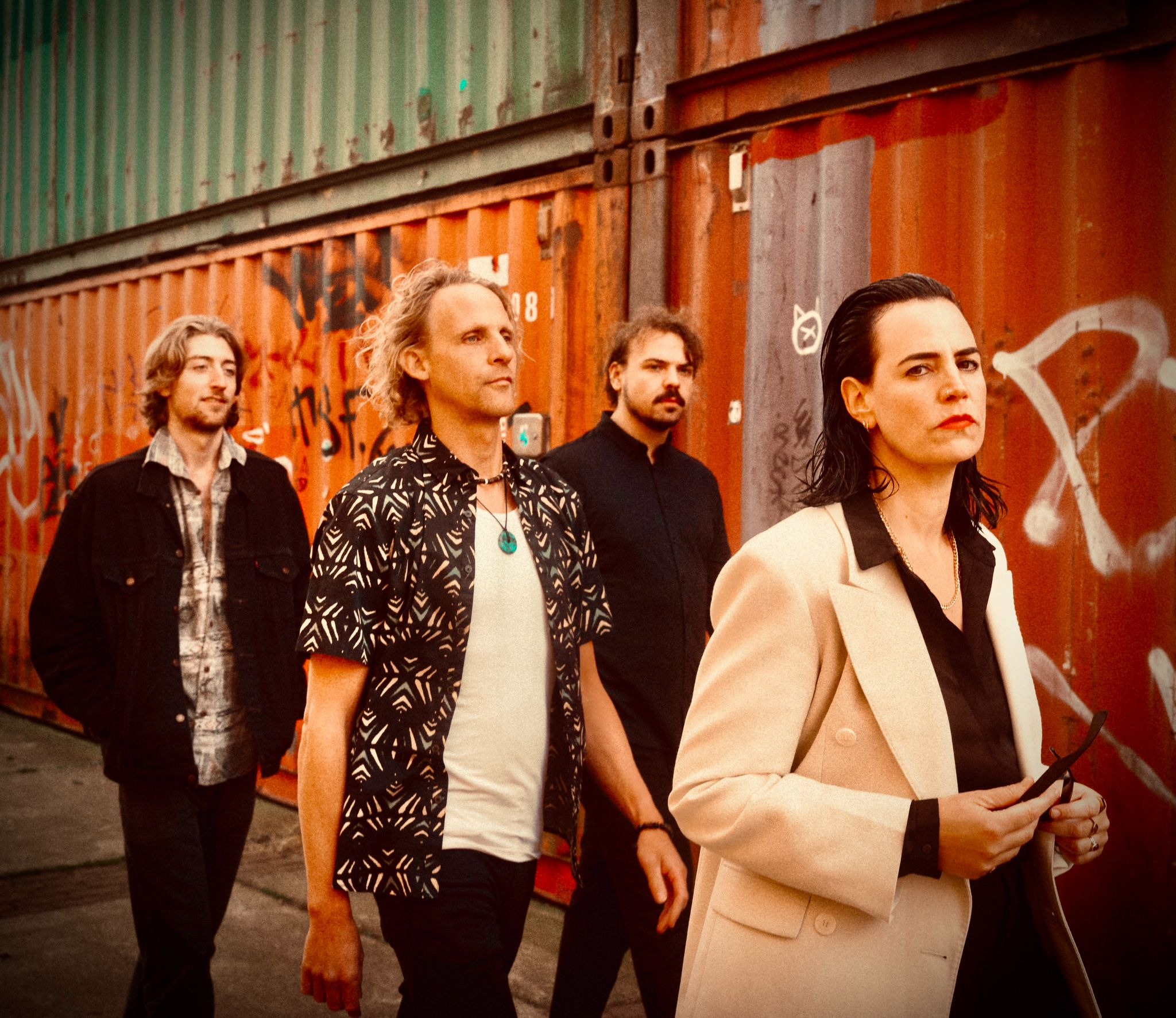 GUNMOLL dévoile "Kill Your Darlings" : mosaïque rock d’une vie pleine de chaos et d’audace