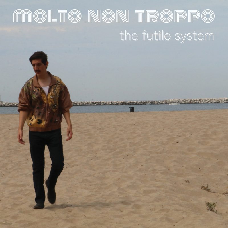 Avec “The Futile System”, Molto Non Troppo transforme l’absurde en matière sensible