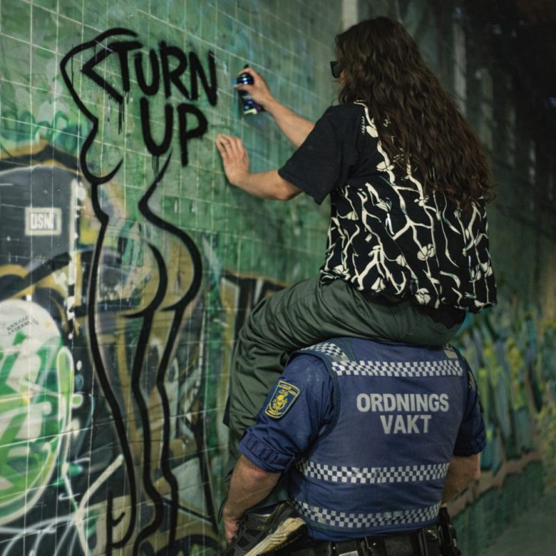 OKARO fait vibrer les cœurs avec « TURN UP »
