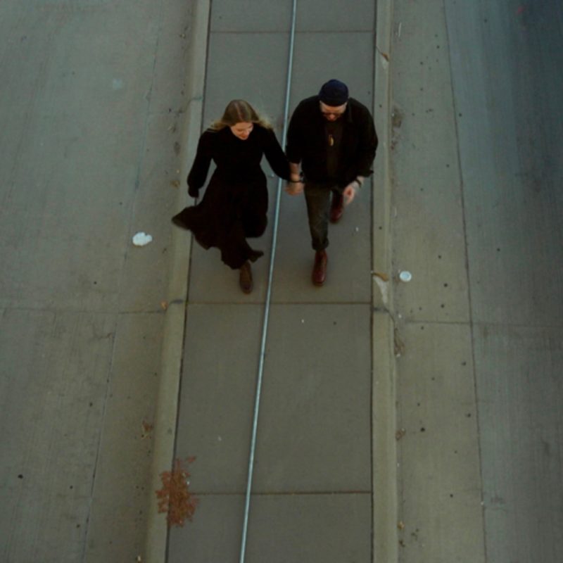 « On the Run » : PHIE et Our Violet Room, l’art de fuir quand l’amour reste