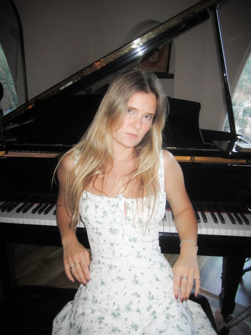 Queen Lily dévoile “Northern Lights”, une chanson guidée par la douceur et la clarté