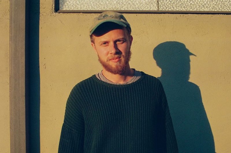 L’éclat discret d’Alex Siegel : « Infinite Health » ou la nostalgie en plein soleil