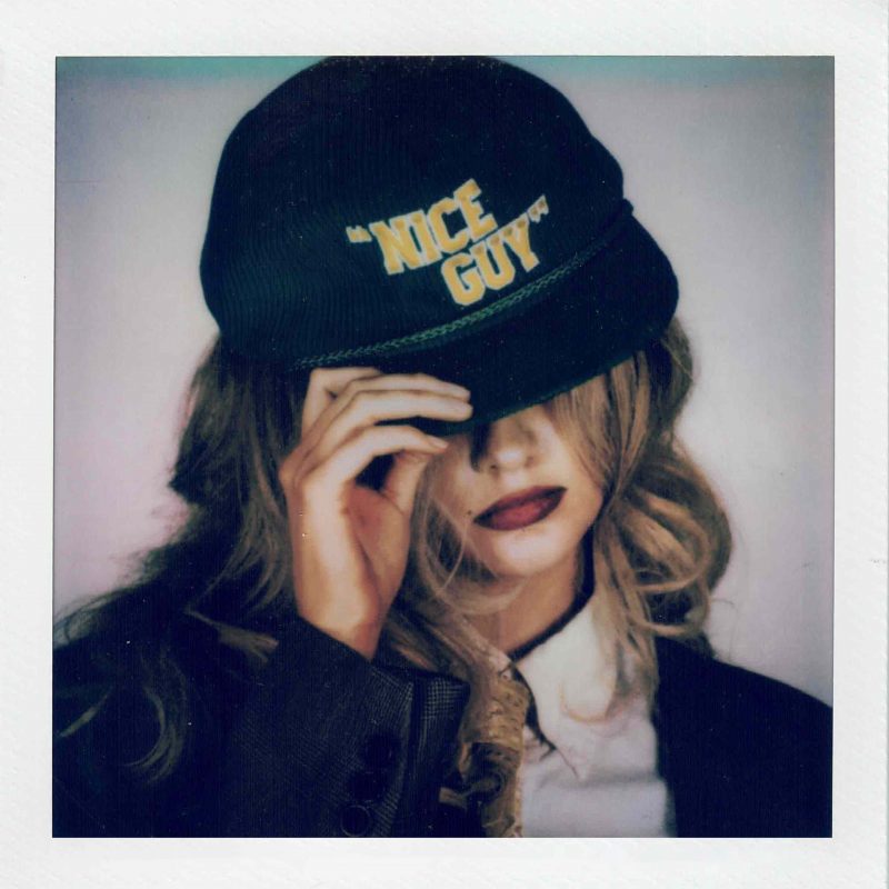 Emma Teufel : Le masque tombe avec « Nice Guy »