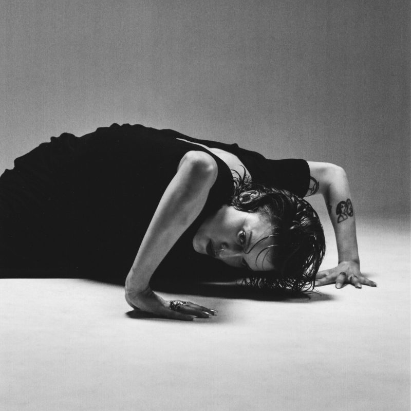 Molly Mogul : L’odyssée sonore d’une âme nomade avec la reprise de « There&rsquo;s A Light That Never Goes Out »