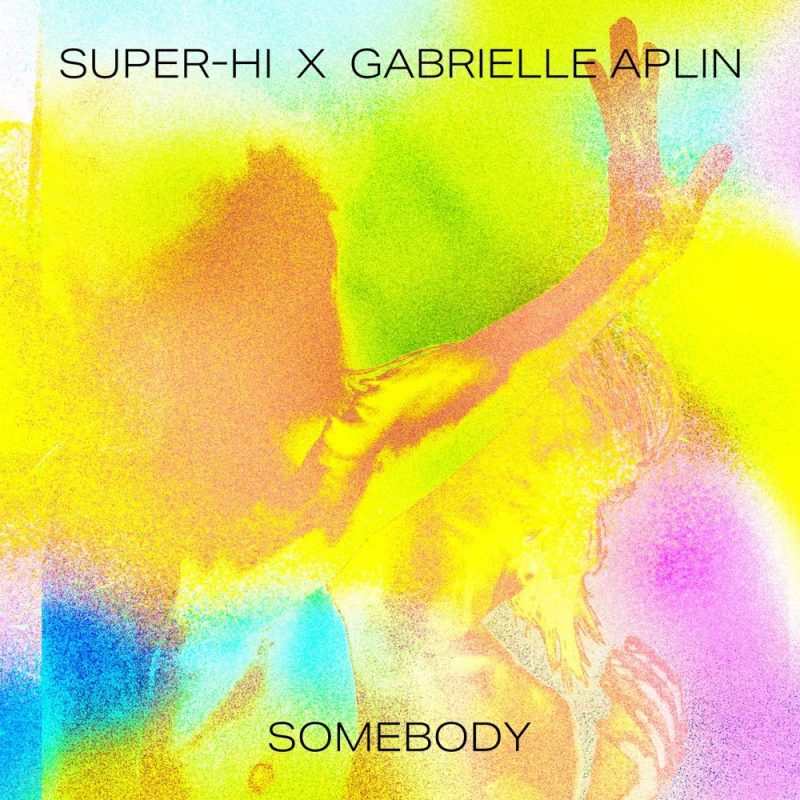 L&rsquo;éclat solaire de « Somebody » : l&rsquo;alchimie parfaite entre SUPER-Hi et Gabrielle Aplin