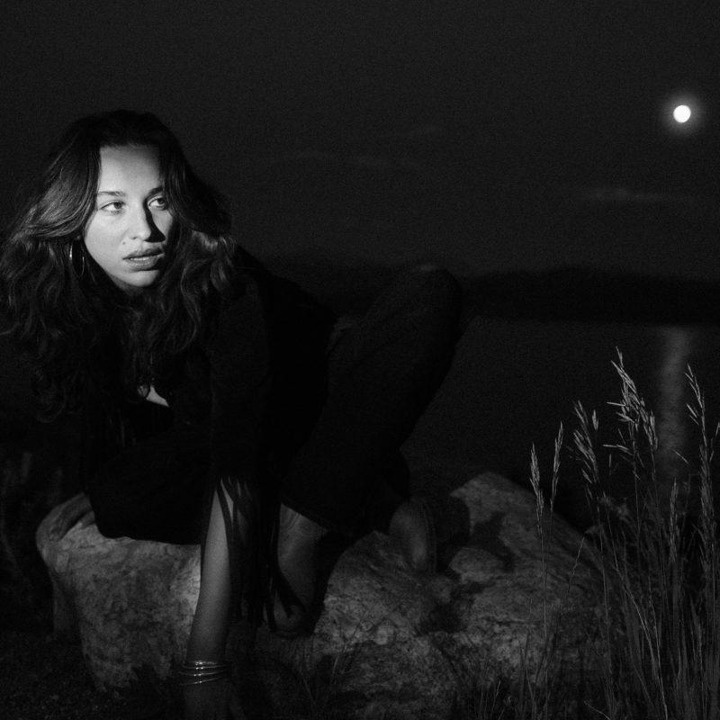 Ryann Ross : L’éclat brut de « Your Side Of The Moon »