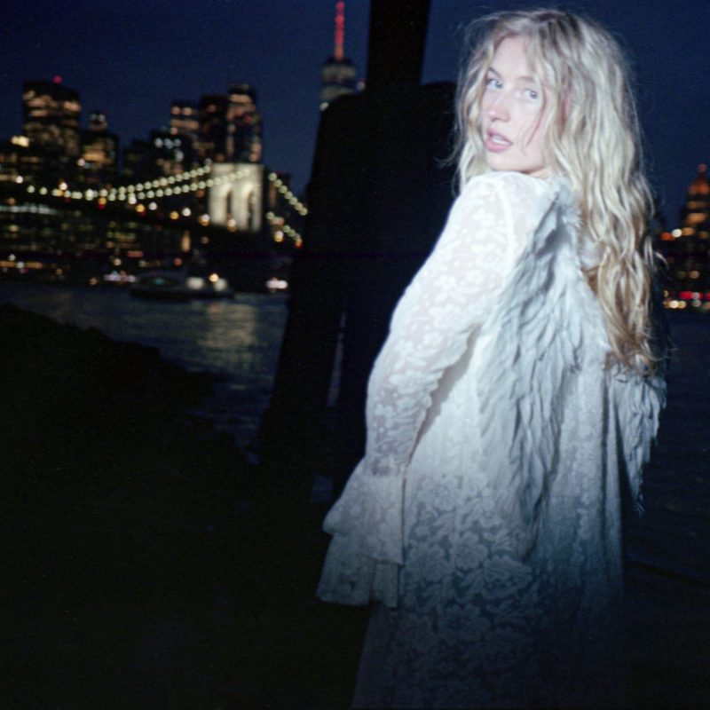 colby! et l’élégance de la rupture dans « Who’s Your Angel Now »