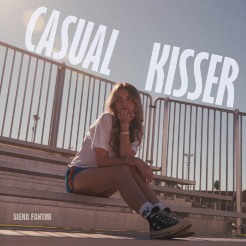 Siena Fantini : Le cœur lourd sous le soleil de « Casual Kisser »