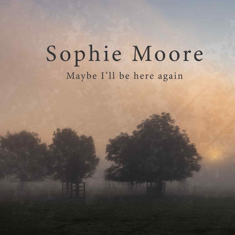 Sophie Moore : la douceur intemporelle d’un retour attendu avec « Maybe I&rsquo;ll Be Here Again « 