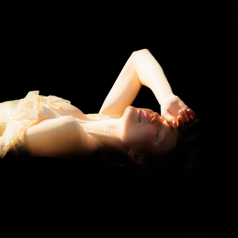 Le coup de foudre en technicolor d’Ava Franks avec « Can&rsquo;t Help It »