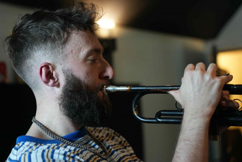 Quand le jazz londonien libère son cœur : « Familiar Disturbance » de Dylan Jones