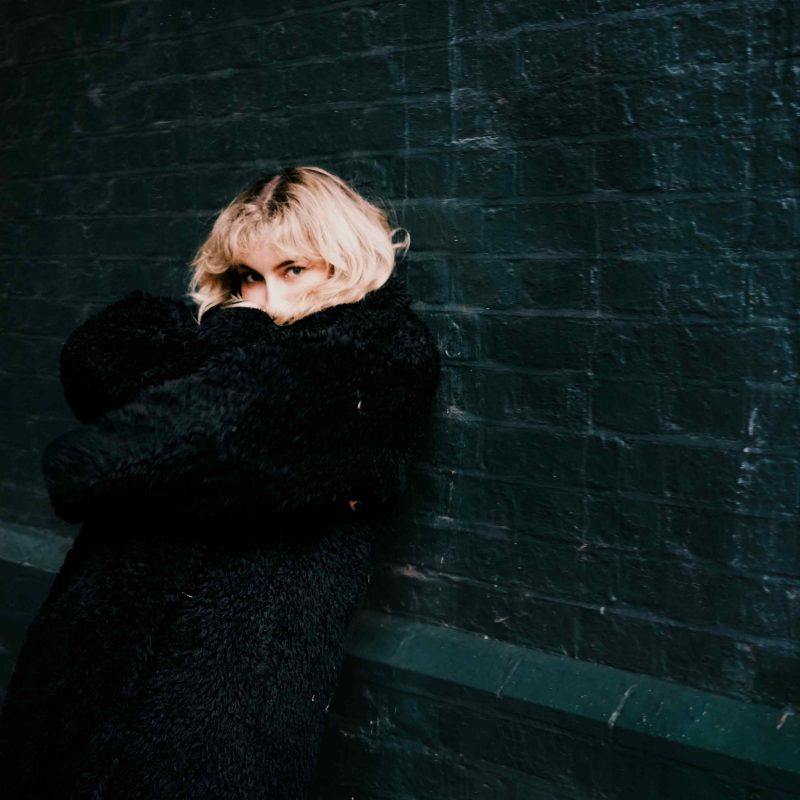 Iona Luke : l&rsquo;art de sublimer nos adieux électriques avec « Can We Still Hang Out »