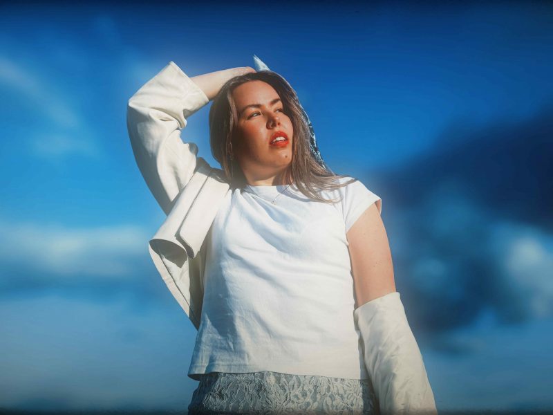 La mélancolie lumineuse du nouveau single de MAIH intitulé « August »