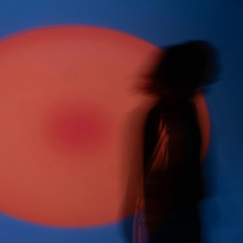 « Back Here » : Calida Ray dans la lumière du groove avec « Back Here »