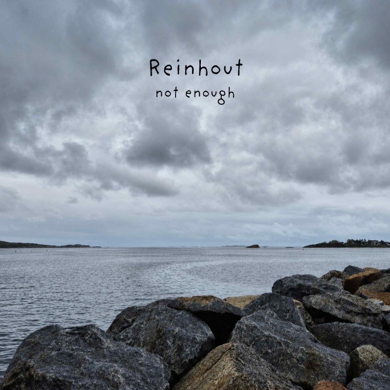 La nuit mélancolique et lumineuse de Reinhout avec son single « not enough « 