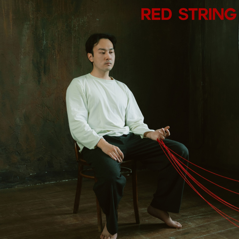 L&rsquo;instant suspendu : quand Alexandr Marcel tisse son « Red String »